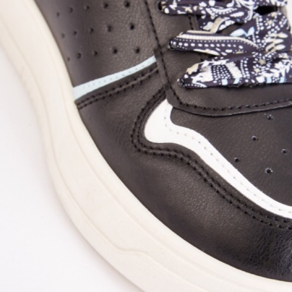 Sneakers - Picture 2 of 4